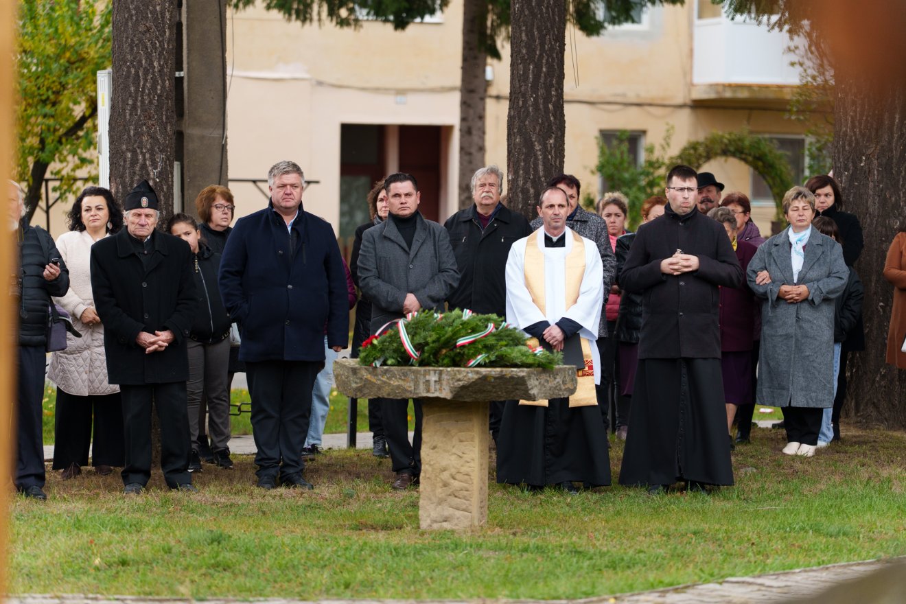 A község elöljárói koszorút helyeztek el •  Fotó: Tuchiluș Alex