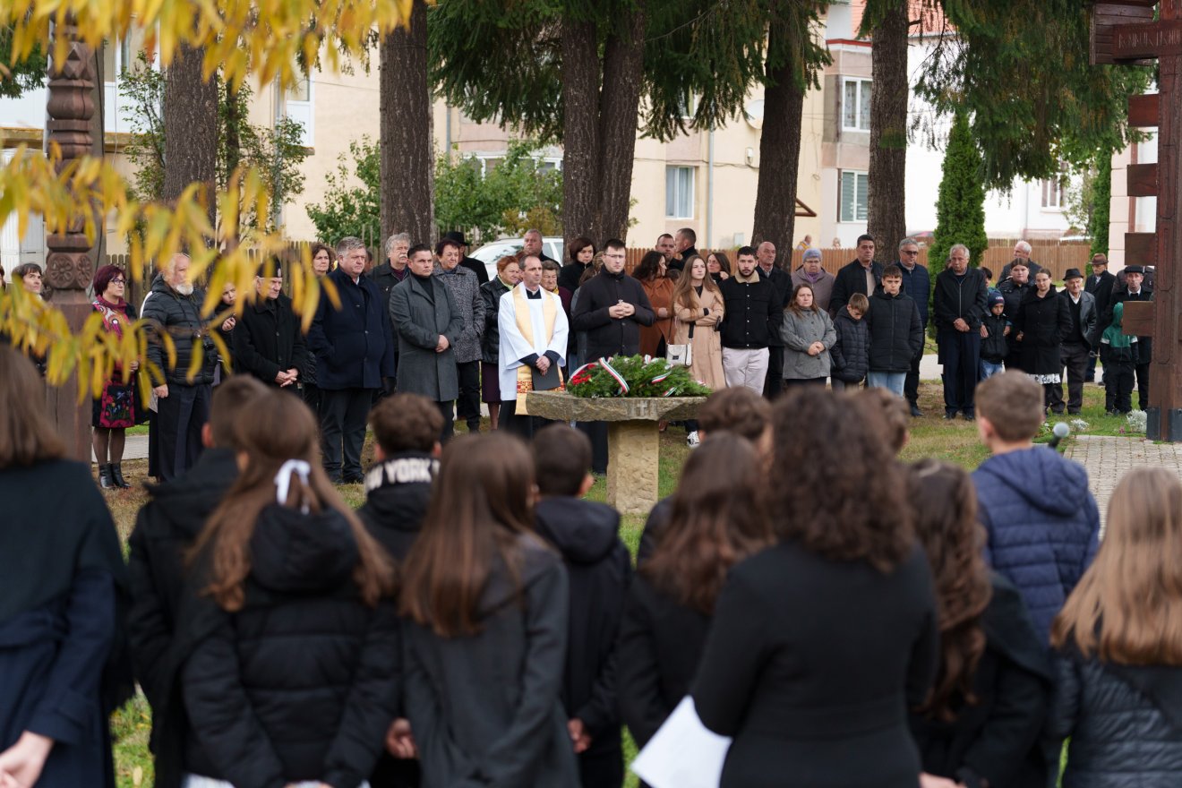 Gyerekek, felnőttek, idősek hajtottak fejet a hősök emléke előtt •  Fotó: Tuchiluș Alex