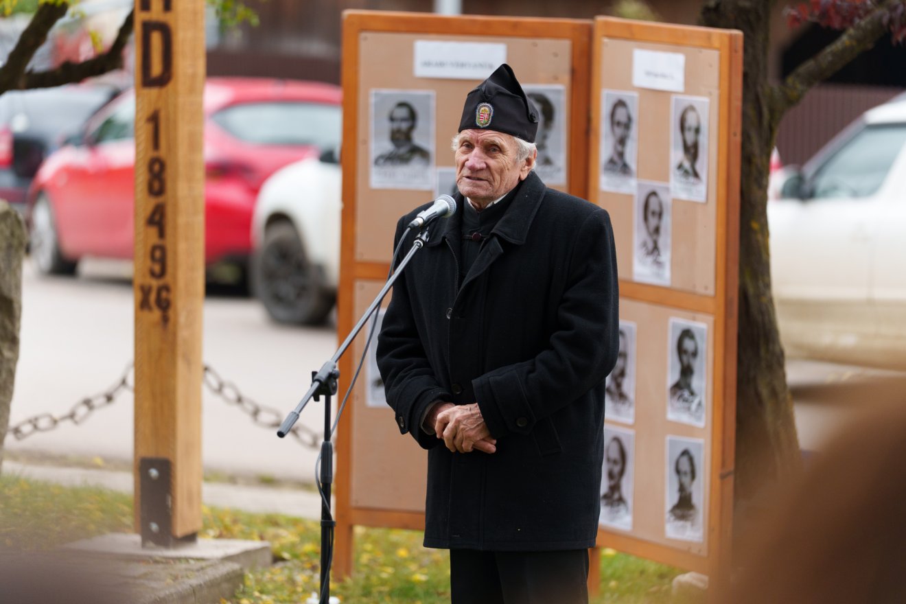 Kelemen Dénes egyszerű kopjafát tervezett, hiszen „a bitófát nem szokták díszíteni” •  Fotó: Tuchiluș Alex