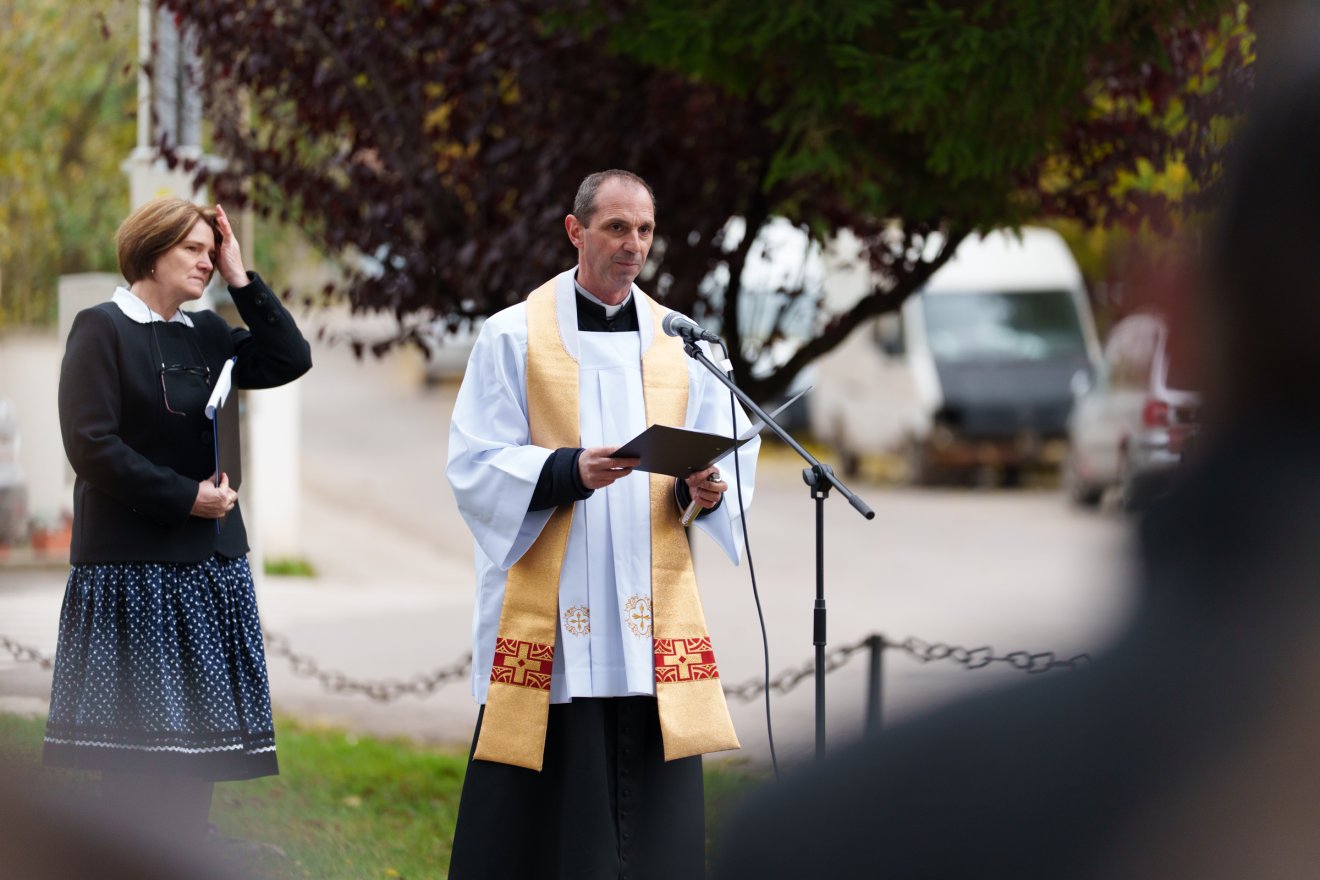 A kopjafát Szecsete Zoltán plébános áldotta meg •  Fotó: Tuchiluș Alex
