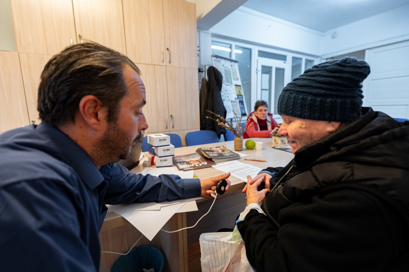 A Diakónia munkatársai is készségesen elmagyarázták a tudnivalókat az érdeklődőknek • Fotó: Sepsiszentgyörgyi önkormányzat