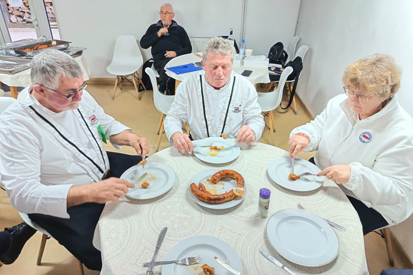 Több szempontból is pontozták a kolbászokat •  Fotó: Bodor Tünde