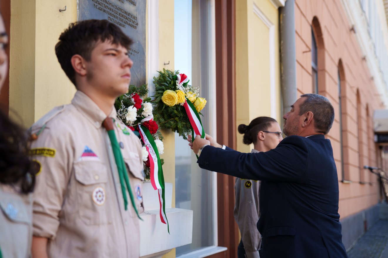 A városi önkormányzat nevében is elhelyezték a tisztelet koszorúját •  Fotó: Tuchiluș Alex