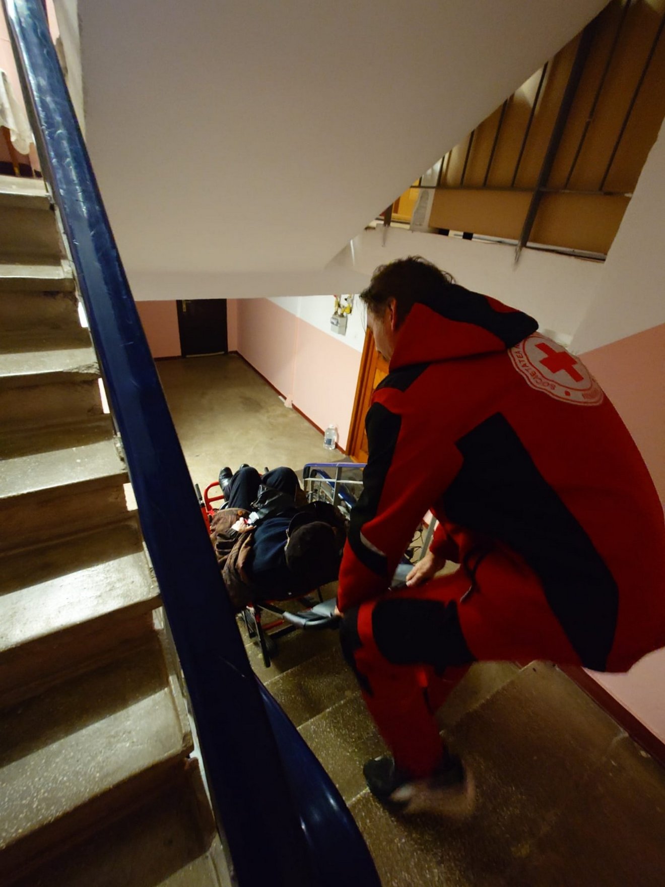 Székkel vagy hordággyal a lakástól az autóig szállítják a beteget •  Fotó: Bodor Tünde