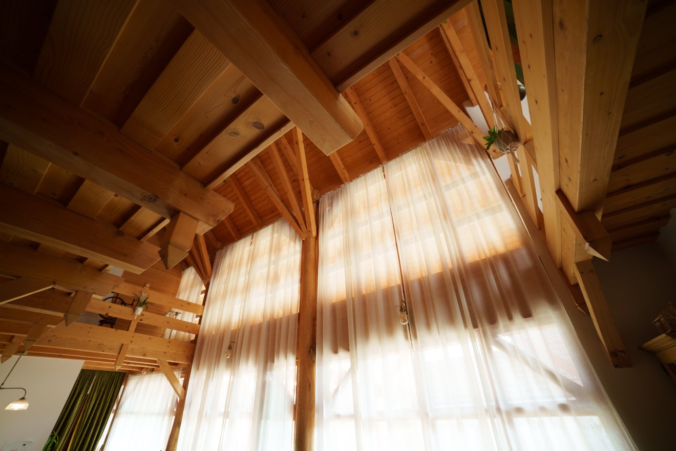 Nagy a belmagasság,  és árad be a fény •  Fotó: Tuchiluș Alex