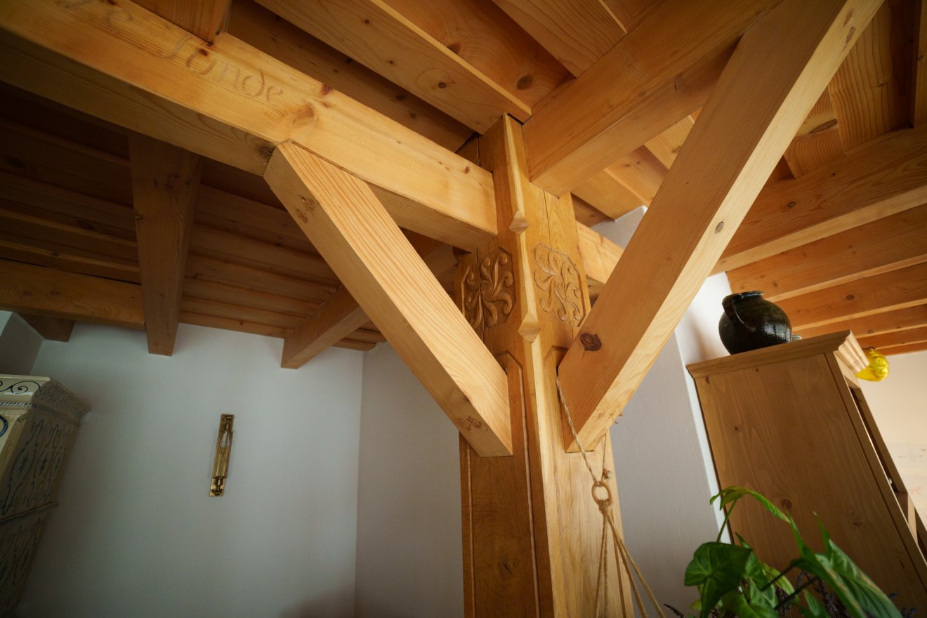 A mestergerendába hagyomány szerint az építtetők neve van belevésve •  Fotó: Tuchiluș Alex