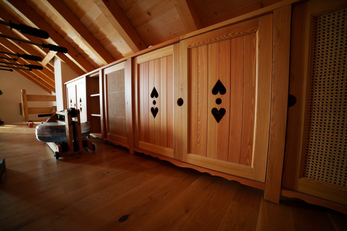 Belsőépítész által tervezett bútorok „laknak” a házban •  Fotó: Tuchiluș Alex