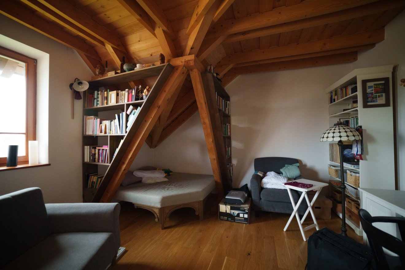 Igényes, egyedi megoldásokat rejt a ház, még ha ehhez évek is kellettek •  Fotó: Tuchiluș Alex