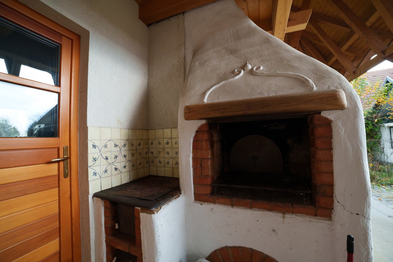 A kemence torkában szalonna füstölődik, benne kenyér sül •  Fotó: Tuchiluș Alex