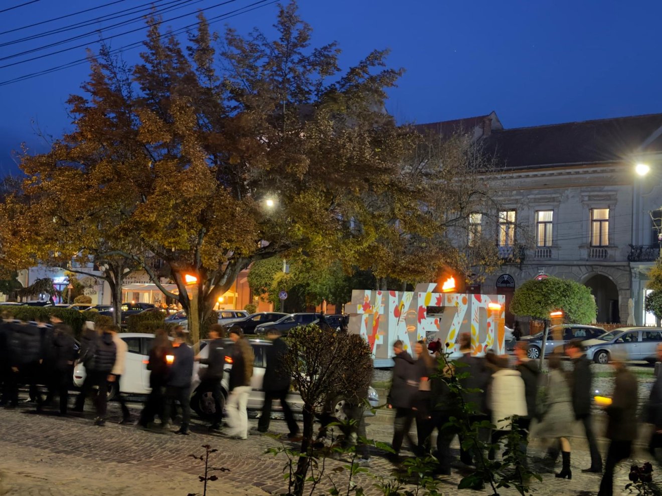 Előbb a református temető kopjafáinál, majd a főtéren, végül a művelődési házban zajlott megemlékezés •  Fotó: Farkas Orsolya