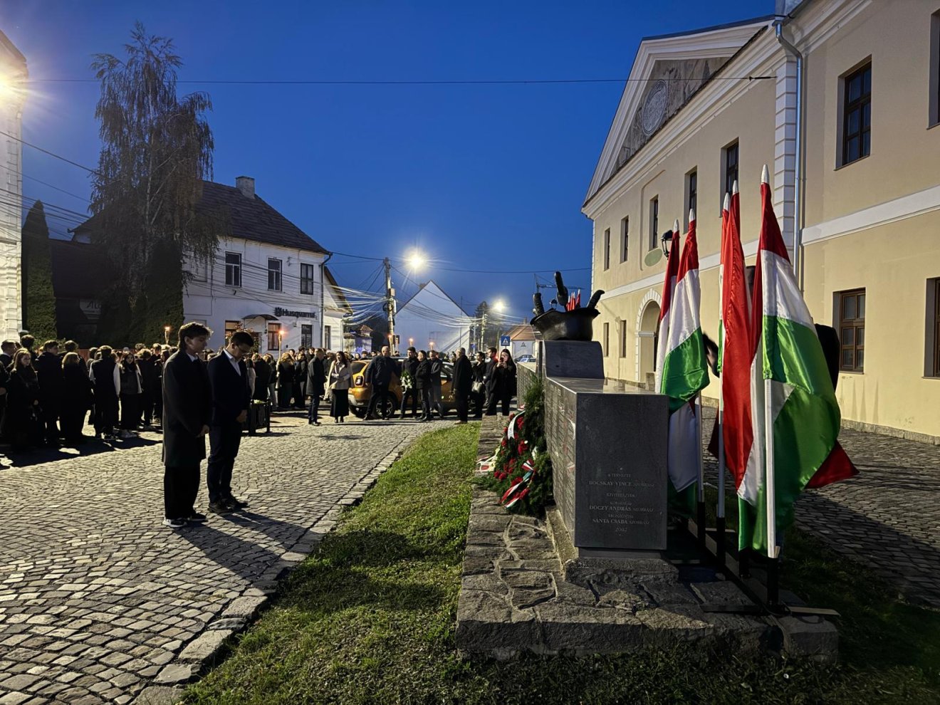 Tanárok és diákok együtt adóztak a hősök emlékének Kézdivásárhelyen •  Fotó: Farkas Orsolya