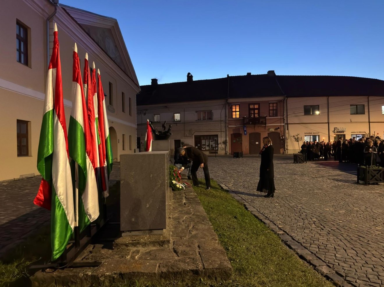 Fejet hajtottak a Hősök emlékművénél •  Fotó: Farkas Orsolya