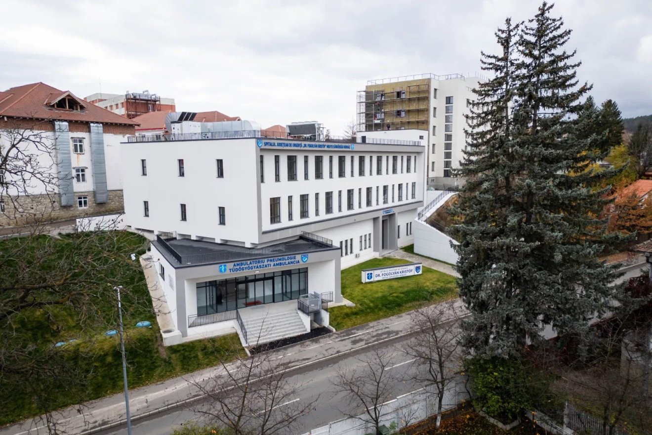 Átadták a megyei kórháznak az új tüdőkórház épületét, vele együtt az orvosi eszközt, berendezést • Fotó: Kiss Zsombor