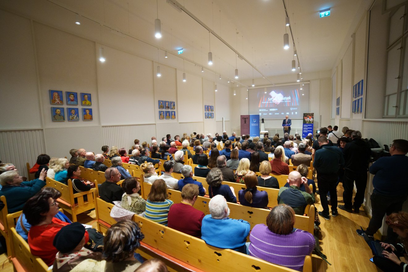 Zsúfolásig telt a múzeum Bartók Béla terme •  Fotó: Tuchiluș Alex