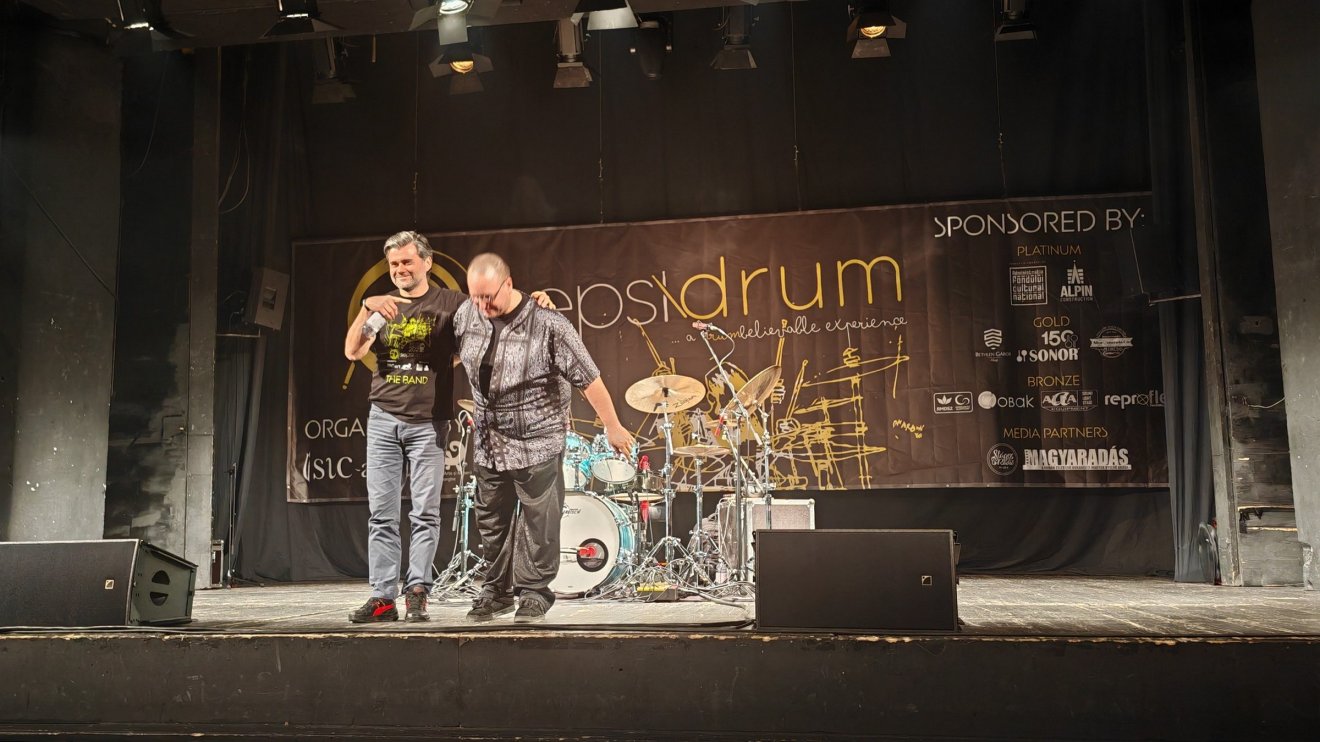Pál Gábor és Borlai Gergő az országos dobversenyt megkoronázó előadás végén •  Fotó: Sepsi Drum/Facebook