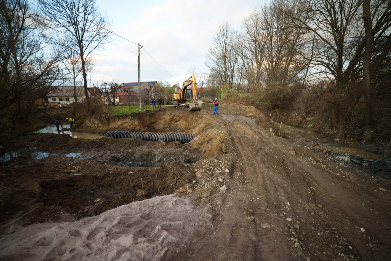 Torján hidat építenek a négyes utcában •  Fotó: Tuchiluș Alex