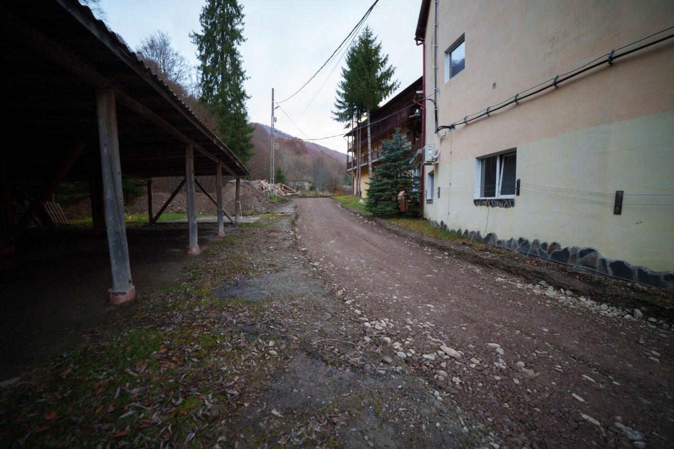 Az előkészítés már zajlik, nemsokára aszfalt kerül az első bálványosi utcára •  Fotó: Tuchiluș Alex