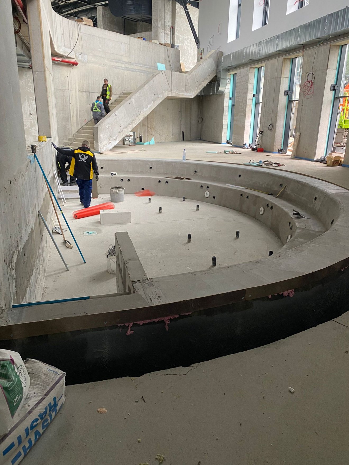 Télen jól lehetett volna haladni a medencék csempézésével, de muszáj tavaszra halasztani •  Fotó: KÉSZ Constructii Romania kft.