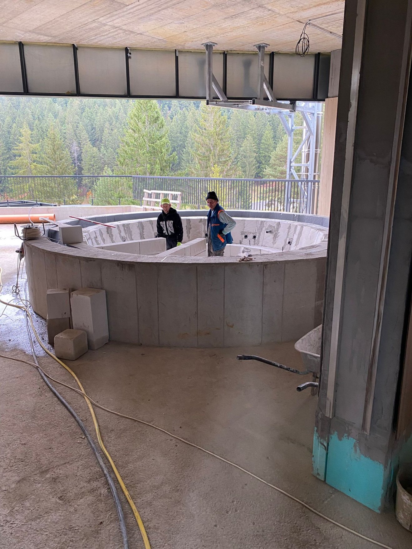 Sok minden kell még hozzá, de vélhetően népszerű lesz a fenyvesre nyííló kilátással rendelkező medence •  Fotó: KÉSZ Constructii Romania kft.