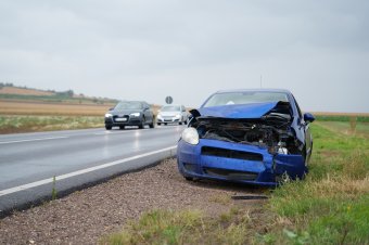 Mi lesz a közutak mentén veszteglő járművek sorsa?