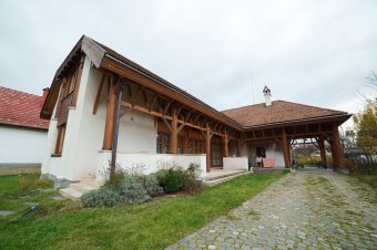 A Kós Károly-i építészeti örökség esszenciája – Makovecz-ház Sepsiszentgyörgyön