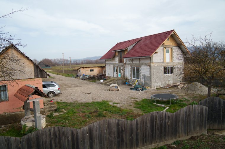 Küszöbön a tél, de sok család még mindig a tavaszi árvíz után próbál rendet tenni