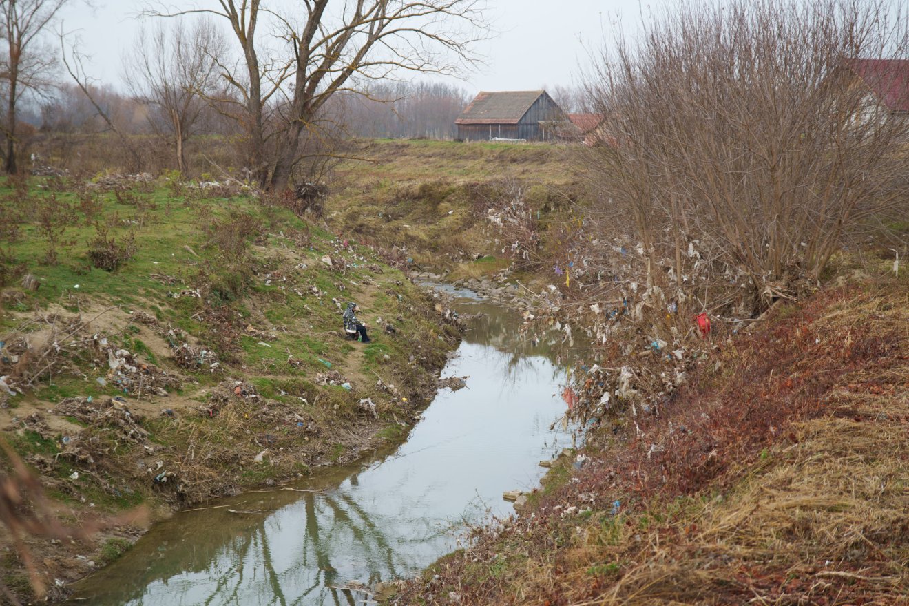 Kökösbácsteleken halomban áll a szemét a mederben •  Fotó: Tuchiluș Alex