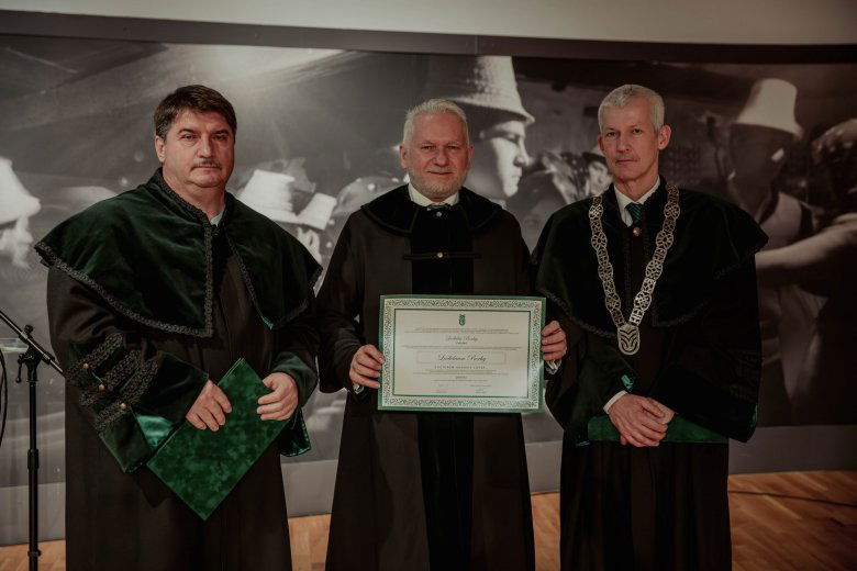 Doctor Honoris Causa címet adományozott a Sapientia EMTE Borhy László régészprofesszornak
