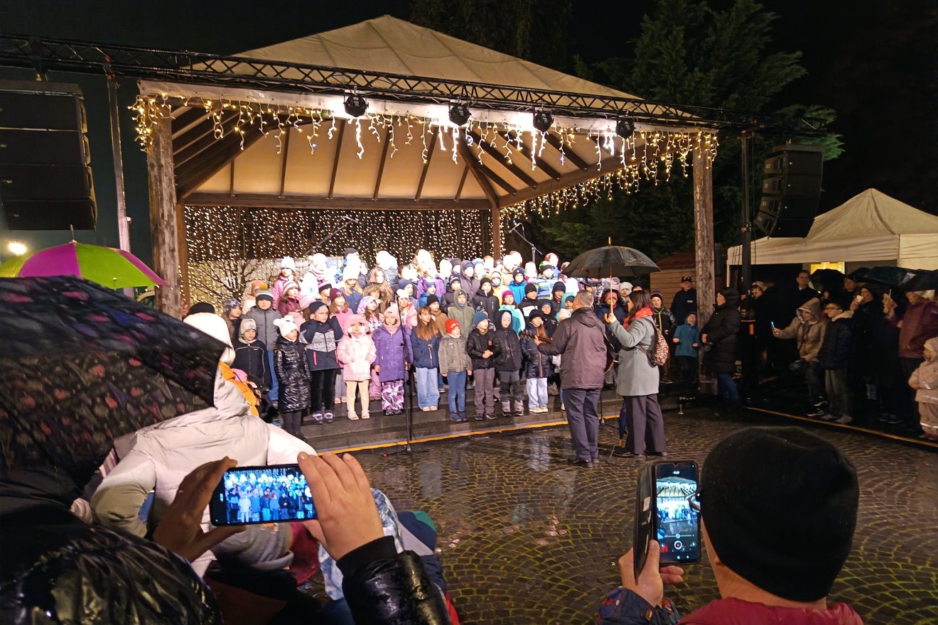 A református Kollégium gyermekkórusát Dénes Előd lelkész vezényelte •  Fotó: Bodor Tünde