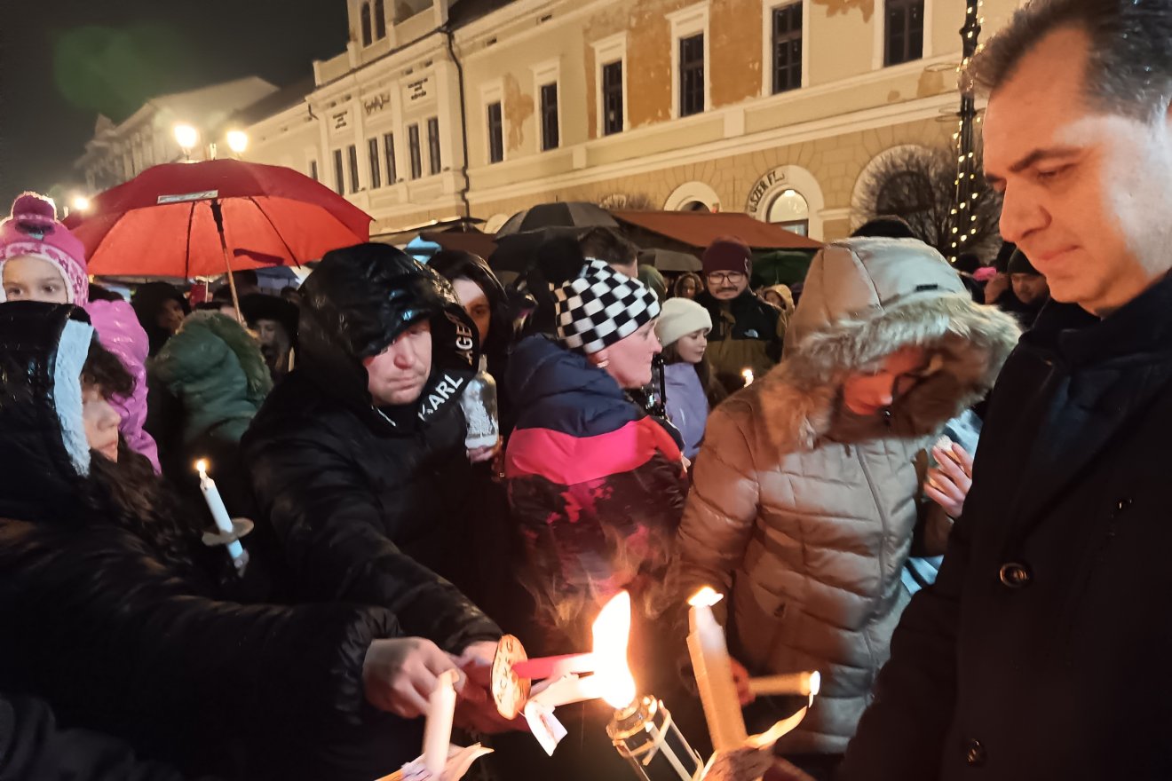Féltve őrizték a lángot, akik részesültek belőle •  Fotó: Bodor Tünde