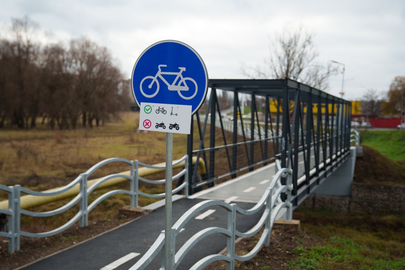 Autóval, szekérrel, ATV-vel, motorbiciklivel nem szabad közlekedni rajta, de még gyalogosan sem, csak biciklivel és rollerrel, beleértve az elektromos rollereket is