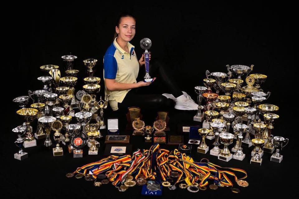 Biró (Kiss) Tamara négyéves kora óta repülőmodellezik, ma már több mint hetven kupa büszke tulajdonosa • Fotó: Biró Tamara személyes archívuma