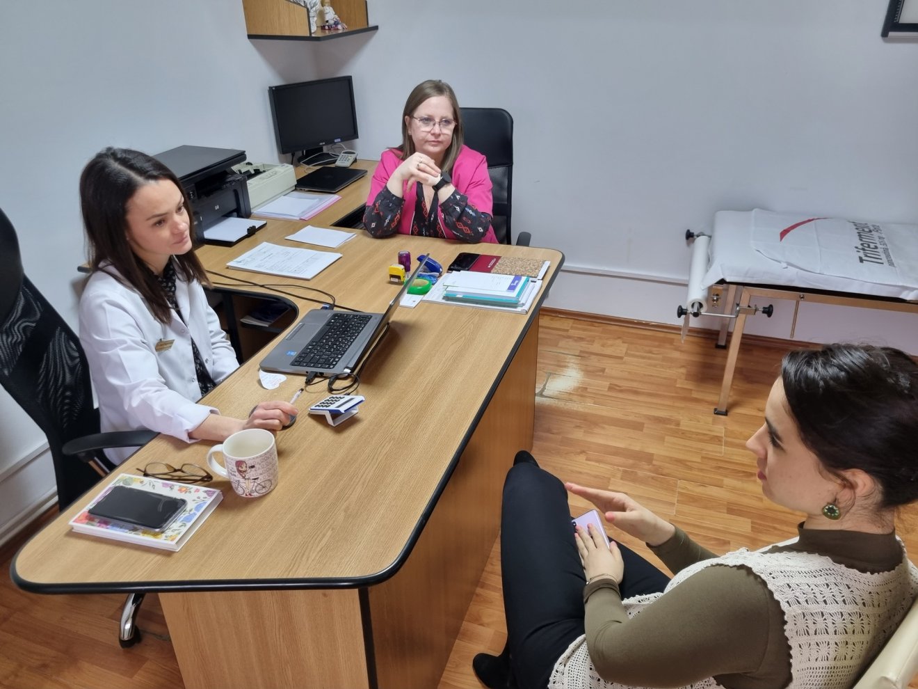 Jakab Engya-Anikó családorvos szerint nagyon fontos, hogy megbízható forrásból tájékozódjunk az oltásról •  Fotó: Vargha Fruzsina/Facebook