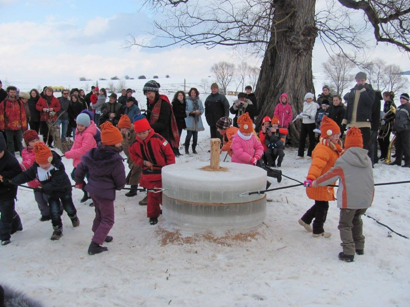 A köpeci szil olyan eseményeket is életre hívott, amelyekre ma is sokan emlékeznek •  Fotó: Demeter Zoltán személyes archívuma