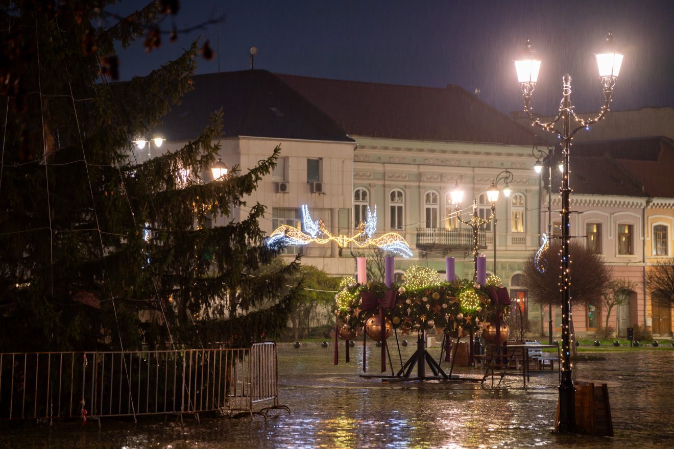 Ünnepi szimbólumként használták fel a kivágásra ítélt fenyőfát, amely korábban a Bodok szálló udvarán állt •  Fotó: Kristó-Gothárd Hunor