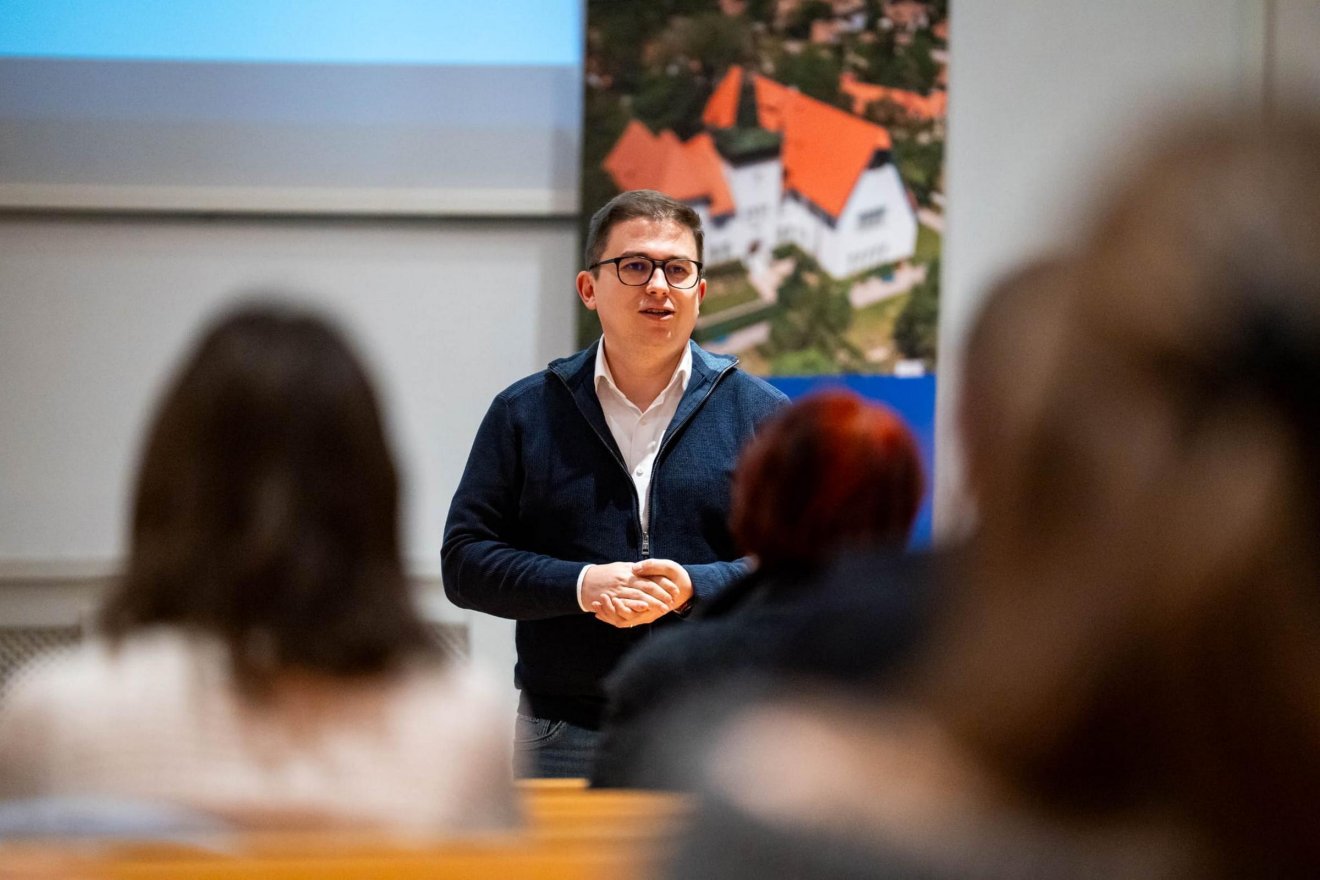 „A sárkány legyőzhető: a szorongás, a túlsúly, a vizsga egyaránt” – motiválta a diákokat a karriernapok alapítója, Zsigmond József •  Fotó: Kiss Zsombor