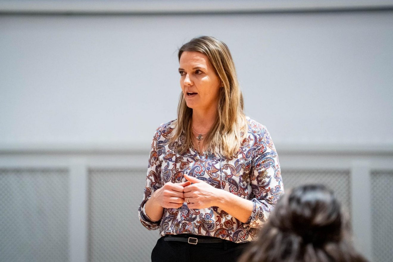 Para Noémi pszichológus, aki közelről ismeri a középiskolások gondjait, a szorongás leküzdésében kívánt fogódzókat nyújtani •  Fotó: Kiss Zsombor