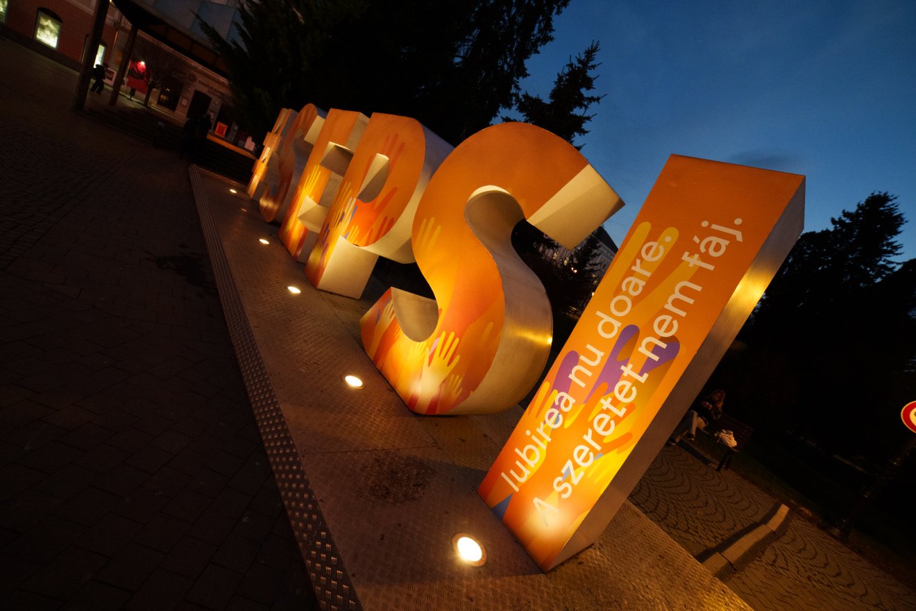 Sepsiszentgyörgyön a feliratot is narancsszínbe öltöztették, hogy felhívják a figyelmet: a szeretet nem fáj •  Fotó: Tuchiluș Alex