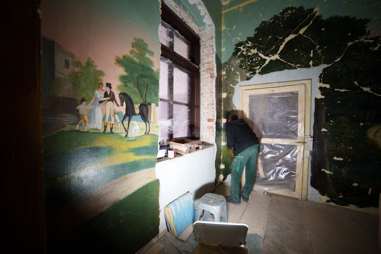 A képek európai városokat, a társasági élet mozzanatait, csatajeleneteket, vadászatokat ábrázolnak •  Fotó: Tuchiluș Alex