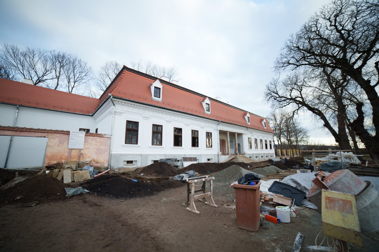 Lekerültek az állványok, jelenleg a villany- és vízhálózat bevezetésével dolgoznak •  Fotó: Tuchiluș Alex