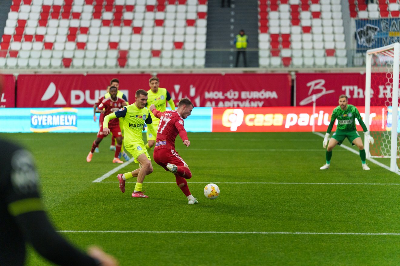 Nemrég még az élvonalban csaptak össze, idén már a 2. Ligában játszott egymással az OSK és a Jászvásári Poli &bullet;  Fotó: Tuchiluș Alex