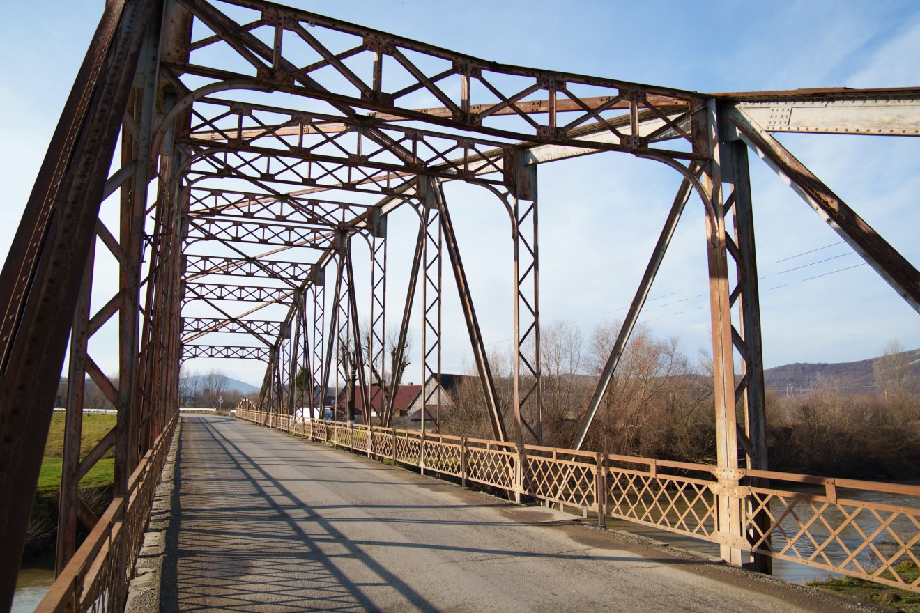 A régi vashíd helyére korszerű átkelőhelyet építtet a megyei tanács •  Fotó: Tuchiluș Alex