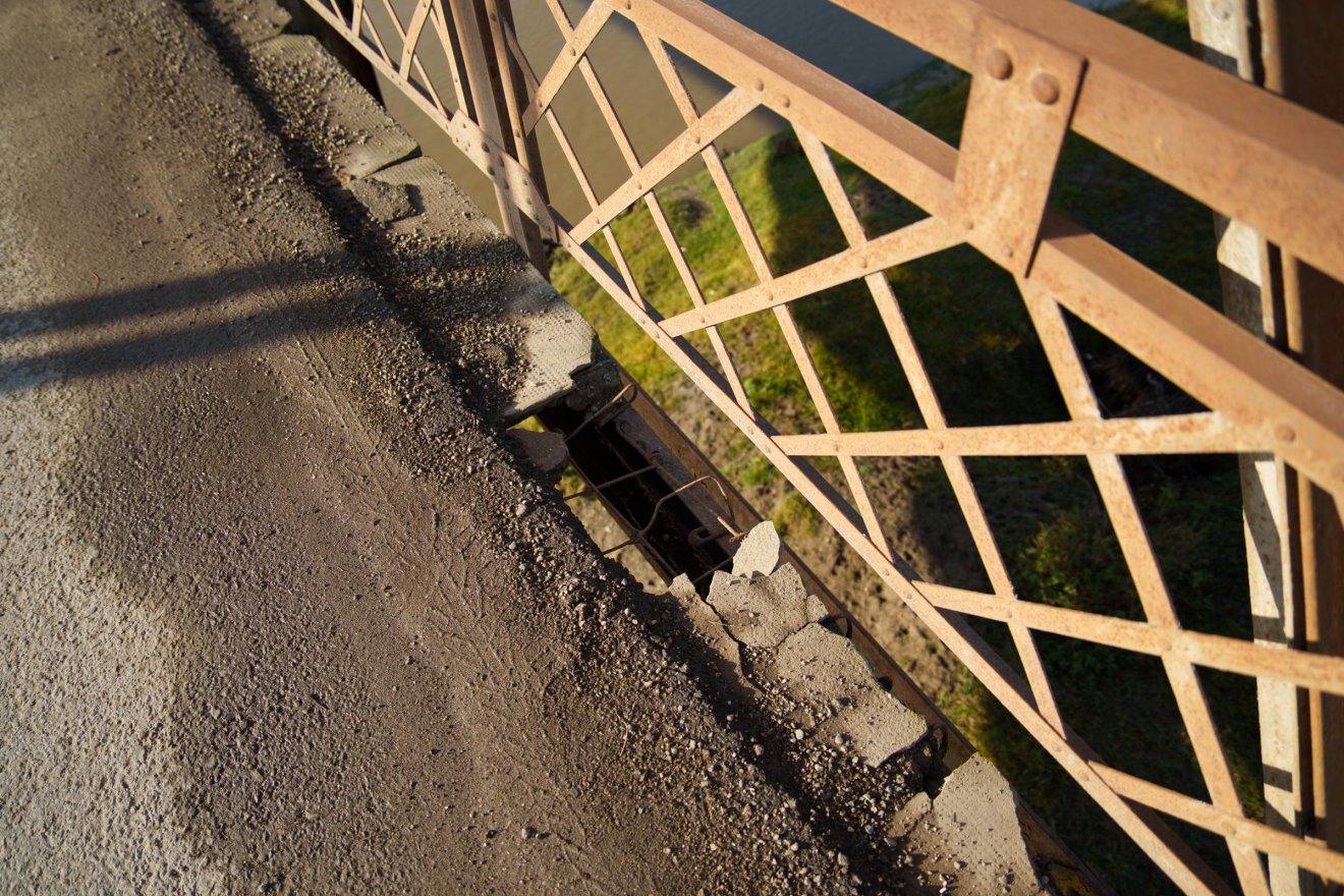 Rossz állapota ellenére sokan ragaszkodnak a hídhoz •  Fotó: Tuchiluș Alex