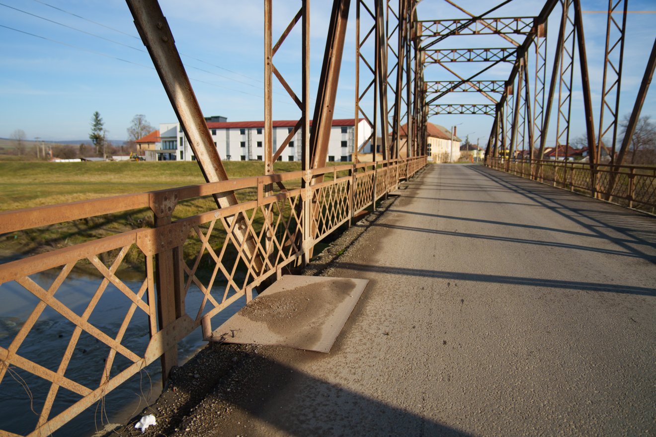 A híd nem kapta meg a műemléki besorolást, de javasolták a hídszerkezet egy darabjának megőrzését •  Fotó: Tuchiluș Alex