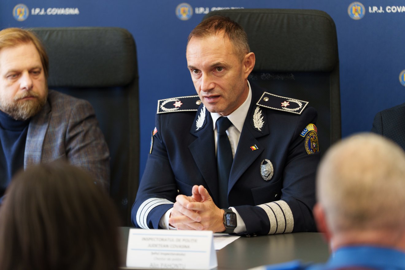 Minden intézmény összefog az áldozatok érdekében, a belügyminisztériumnak elégséges a személyzete a hatékony közbelépéshez – jelentette ki Alin Pahonțu rendőrparancsnok •  Fotó: Tuchiluș Alex