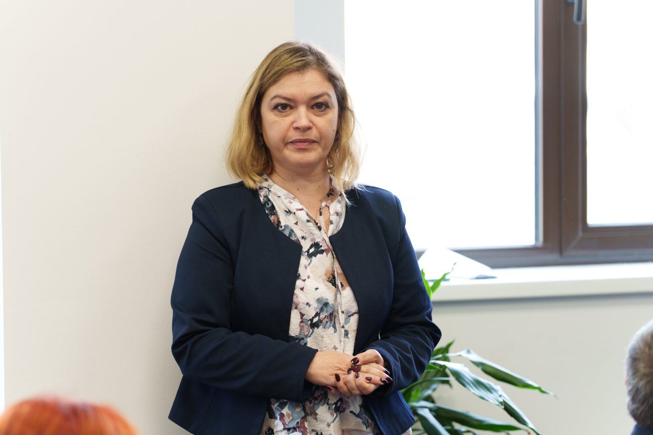 Szász Katalin Melinda azzal szembesítette a jelenlévőket, hogy mennyire végesek az intézmény lehetőségei a közbelépésre •  Fotó: Tuchiluș Alex