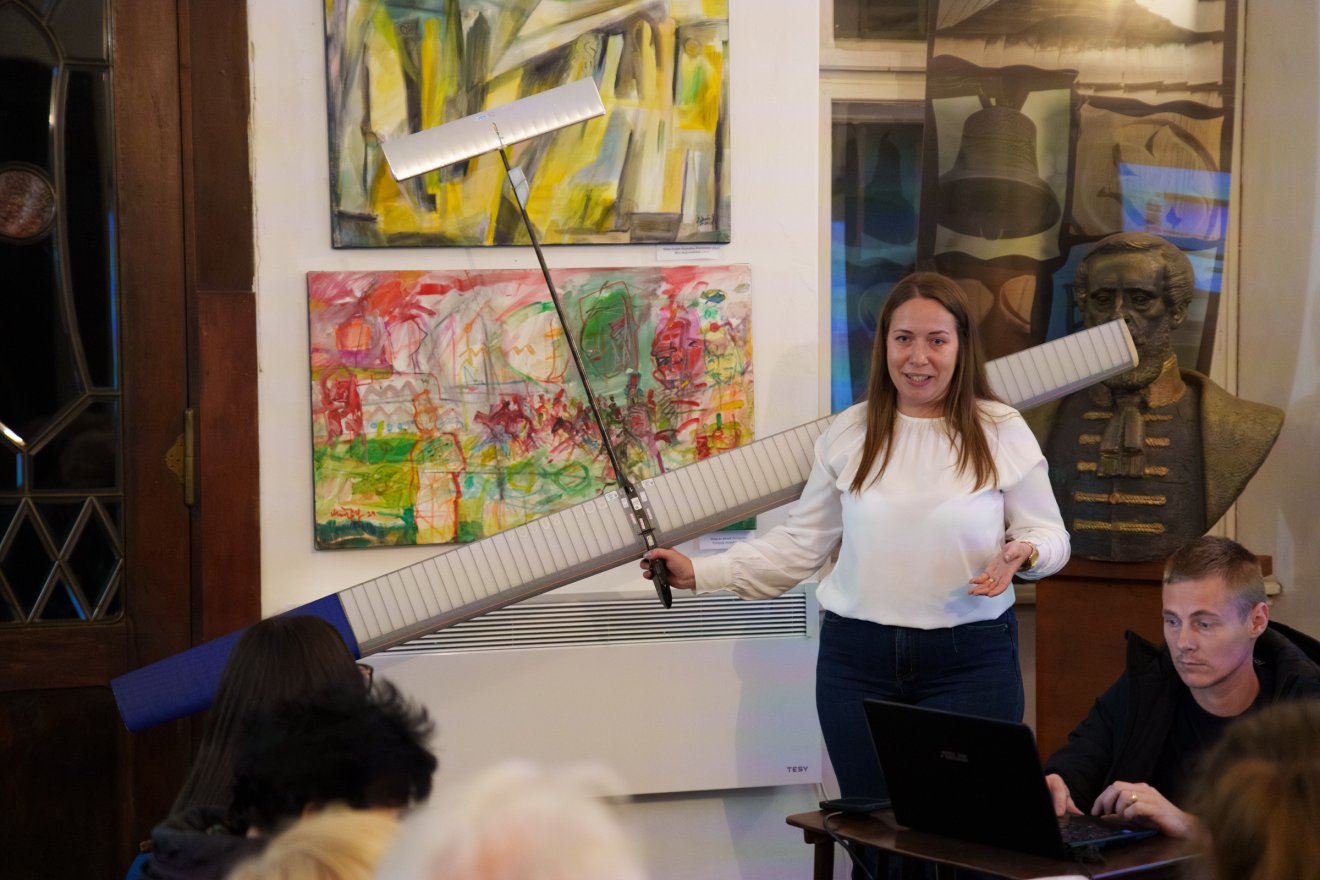 A repülőmodellezés világáról, saját útjáról az RMDSZ Csernáton Községi Nőszervezetének rendezvényén mesélt •  Fotó: Tuchiluș Alex