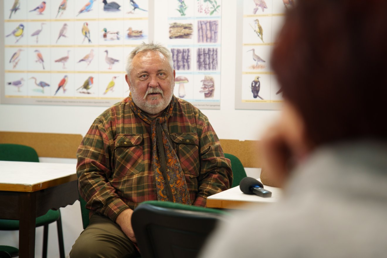 Demeter János, a Vadon Egyesület ügyvezető igazgatója: az új terepasztal közelebb hozza térképtudományt a gyerekekhez, megkönnyíti számukra a szintgörbék leolvasását, tehát jobban tudják értelmezni a látottakat, ha egy térkép a kezükbe kerül. •  Fotó: Tuchiluș Alex