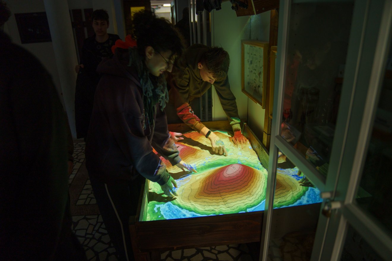 A Rókavárban látogatóban levő középiskolás diákok sem unatkoztak: a terepasztalon kívül is számtalan látványosságot tartogat az erdei iskola és a hozzá tartozó látogatóközpont •  Fotó: Tuchiluș Alex