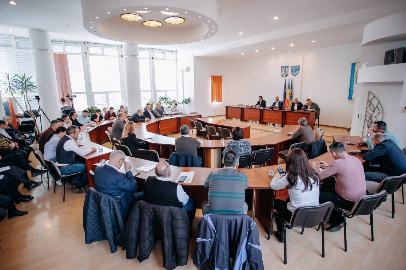 Maratoni tanácsülés: hatvanöt napirendi pontot tárgyalt meg Kovászna Megye Tanácsa •  Fotó: Kovászna Megye Tanácsa